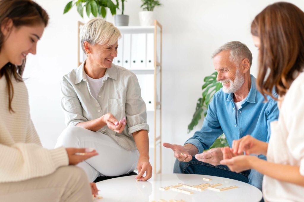 Personnes qui jouent au scrabble Muta Santé 